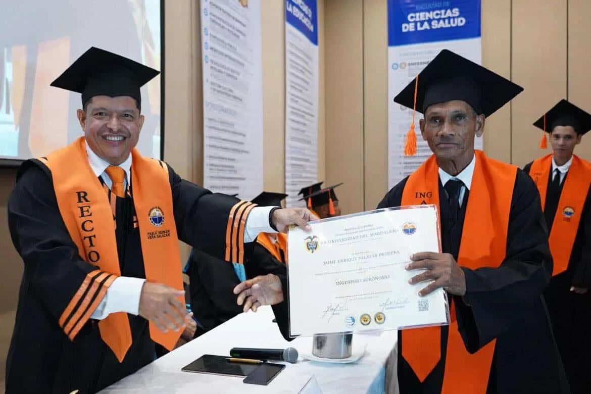 ¡Ejemplo de superación! Don Jaime es aplaudido por graduarse de ingeniero agrónomo a sus 65 años