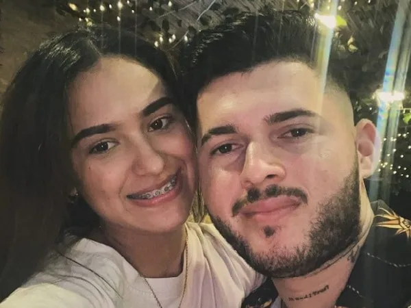 Jeins Logreira (barbero) y Claudia Gómez, pareja de enamorados.