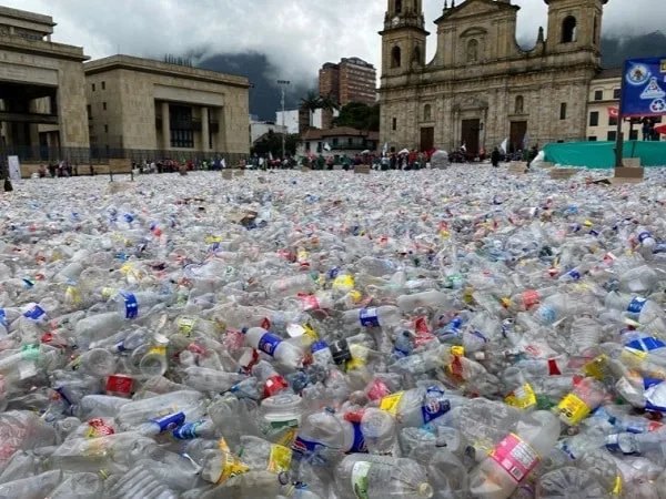 Botellas plásticas en la Plaza de Bolívar.