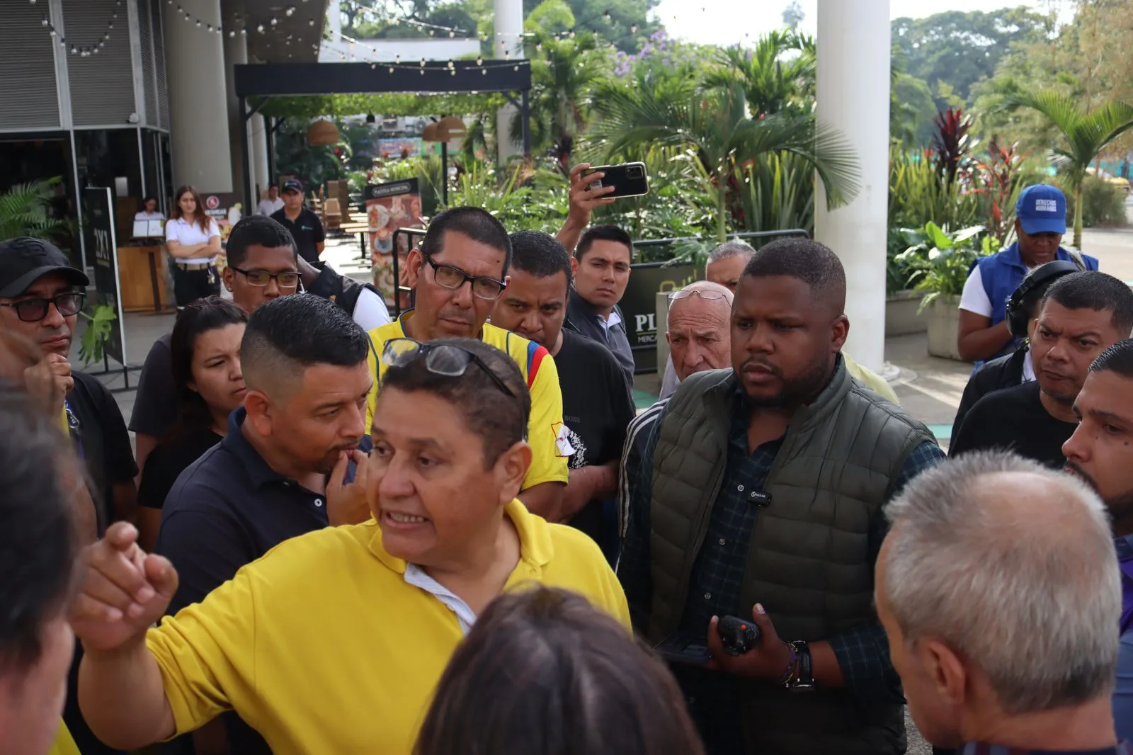 Un detenido por pinchar llantas y un panorámico de un taxi roto por "no sumarse al paro" de taxistas en Cali