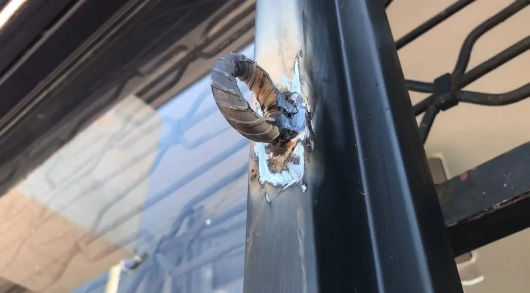 Ni los comerciantes se salvan: en Alameda ladrones intentaron robar tres locales, uno de ellos se quedó sin "caja fuerte"