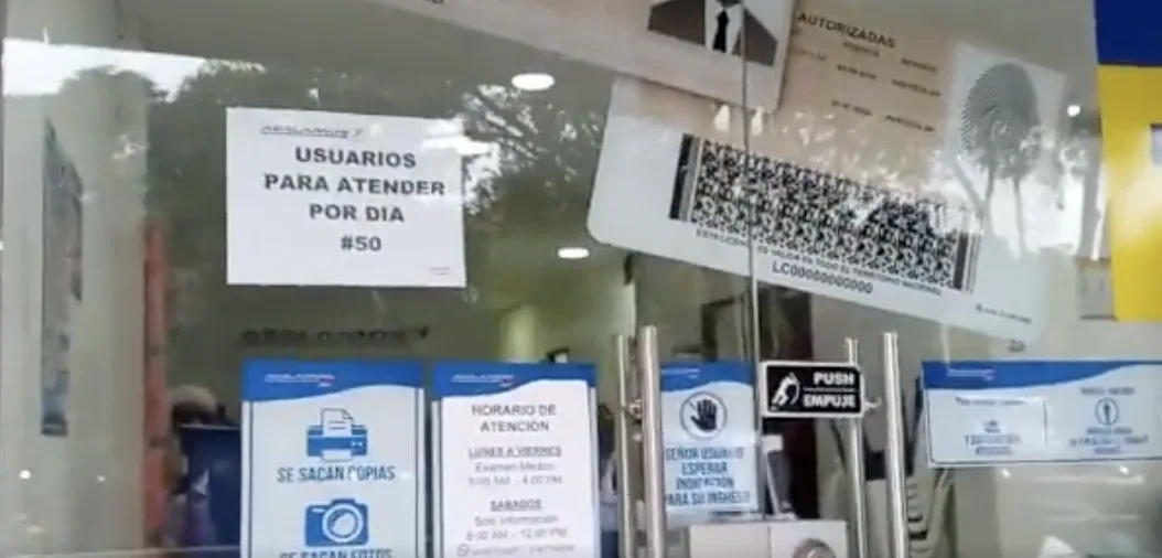 Desde la madrugada y largas filas, para realizar los tramites de la renovación de la licencia de conducción