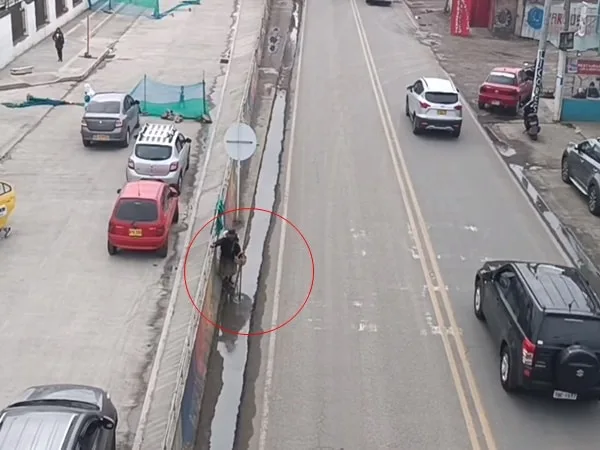 En imágenes se aprecia el caso de una adulta mayor que pese a las dificultades de movilidad logra desplazarse por este peligroso tramo vial, que ha cobrado vidas en Ipiales