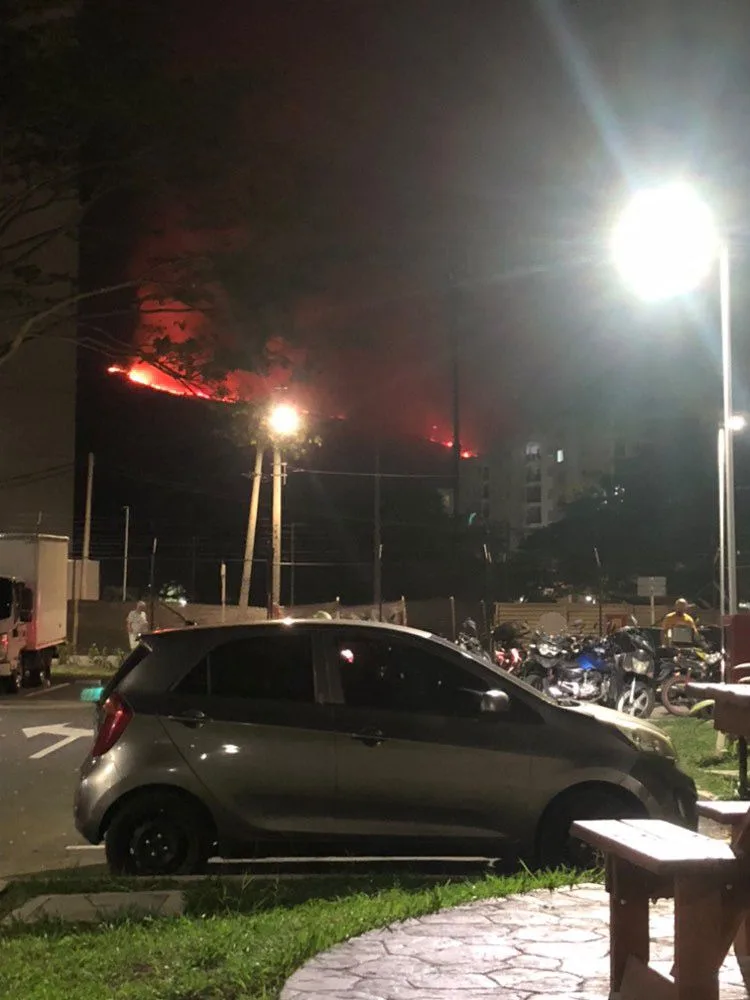 Cerros se están quemando en Yumbo hace días: el viento complica la emergencia