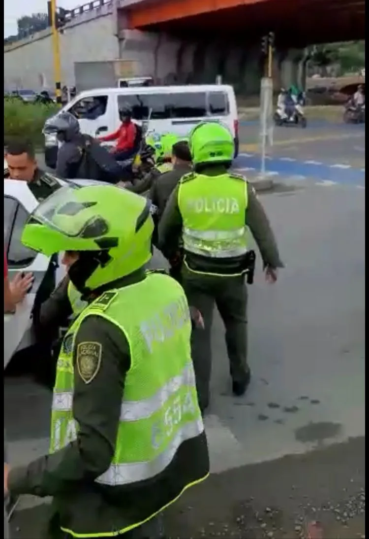 Si eran presuntos ladrones que iban en un taxi, la gente los persiguió y la policía los capturó entre Cali y Jamundí