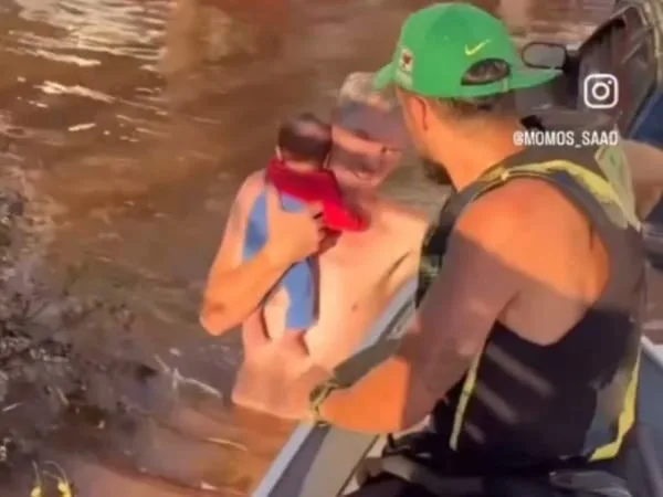 Rescatan a un bebé en medio de las fuertes inundaciones en Brasil.