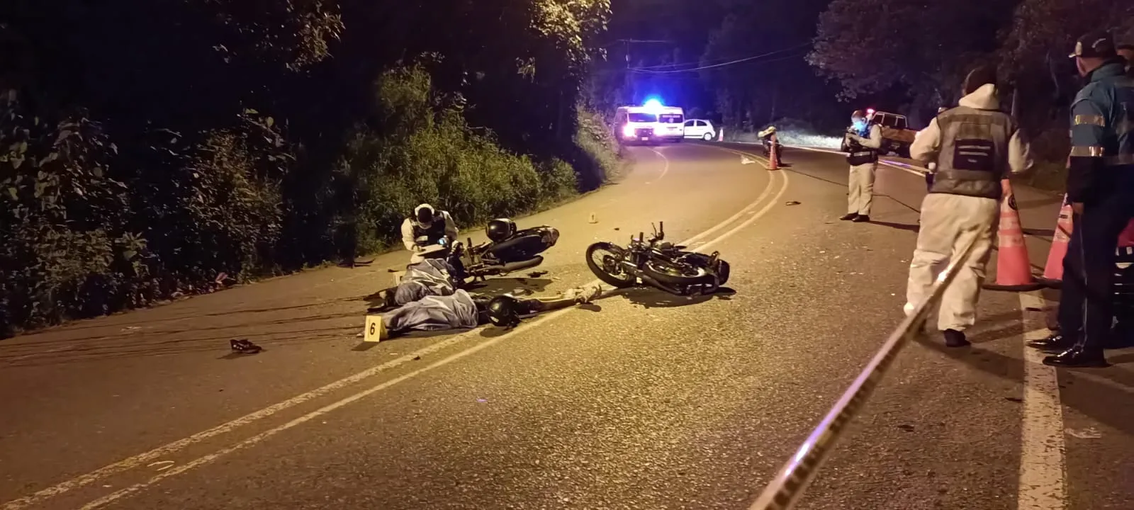 Iban en motos y se accidentaron vía al mar en Cali: hay tres muertos sskm 16 motos