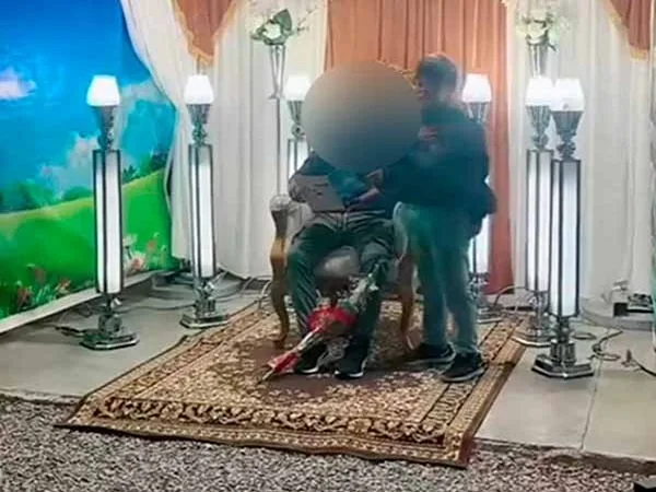 Profesor fue velado sentado y leyendo un libro en Perú.