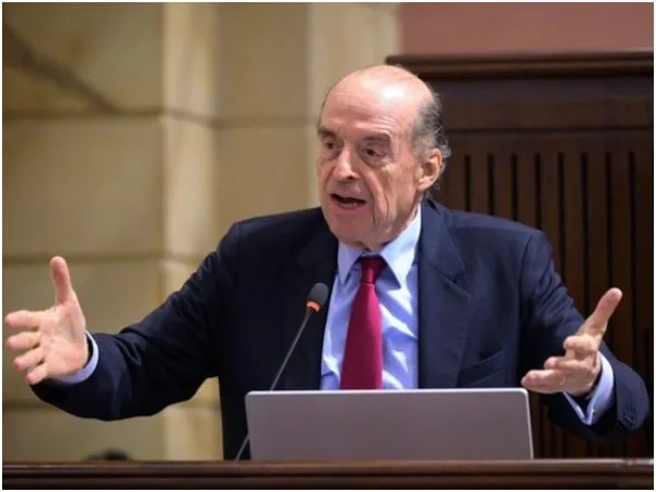 ¿Trabas para no asumir?: Álvaro Leyva no cumplirá con suspensión del cargo