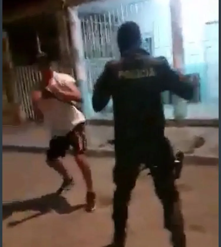 un policía en Cali peleando con un joven a los puños barrio El Rodeo