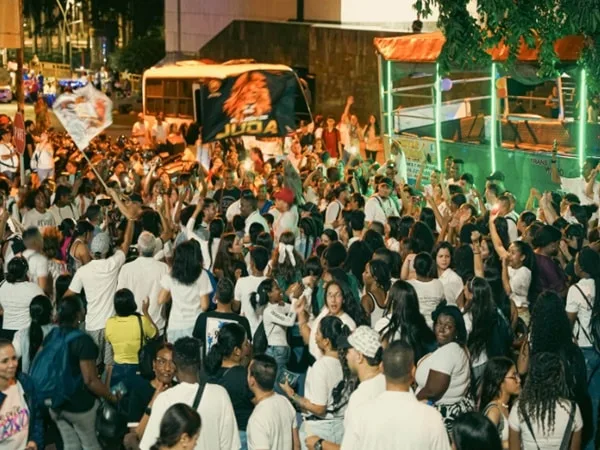 Al lugar llegaron en motos, carros, buses y chivas, acompañados de tambores, cornetas y banderas para llevar el mensaje de amor de Cristo a todos los presentes.