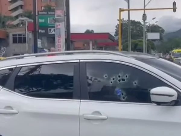 Sicarios agarraron a tiros una camioneta en la que iba un hombre, en el trancón de la autopista sur: la víctima murió.
