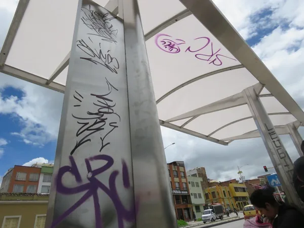 Buscan a responsables de vandalizar paradero cubierto en Pasto, no llevaba ni dos días de instalado