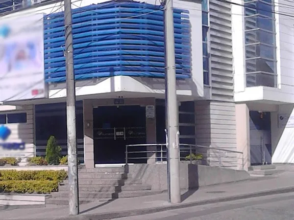 Extranjero que pintaba la fachada de laboratorio médico se electrocutó en Pasto