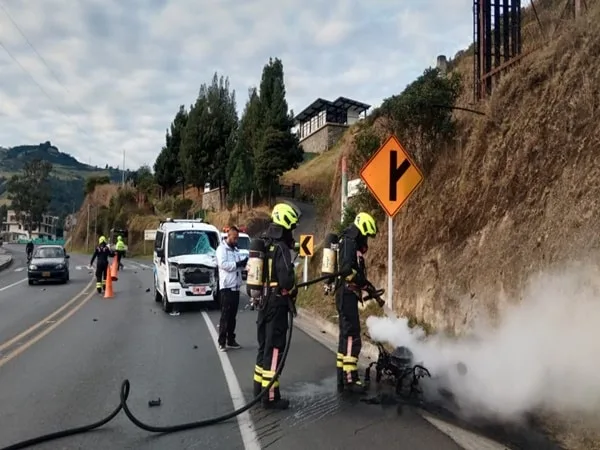 Producto del fuerte choque, la moto terminó incinerada, el conductor de 40 años, falleció.