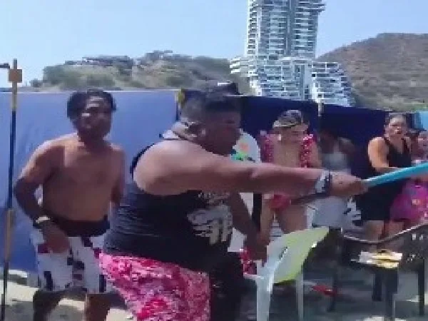 Riña en playas de El Rodadero, en Santa Marta.