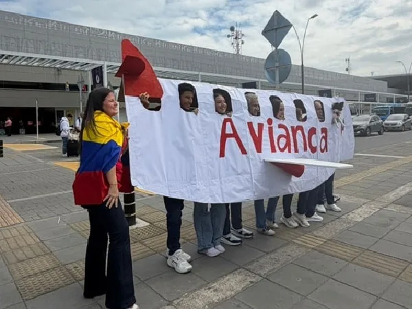 Familia que hizo avión de cartón de Avianca.