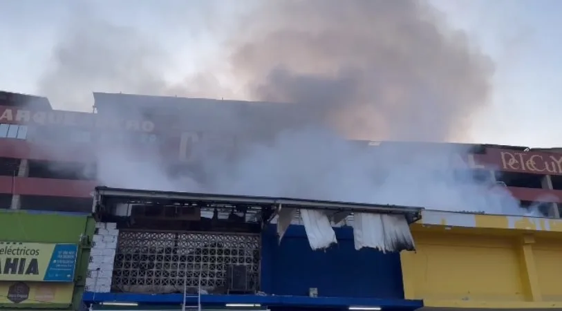 Fuerte incendio consumió varios locales en el centro de Cali.