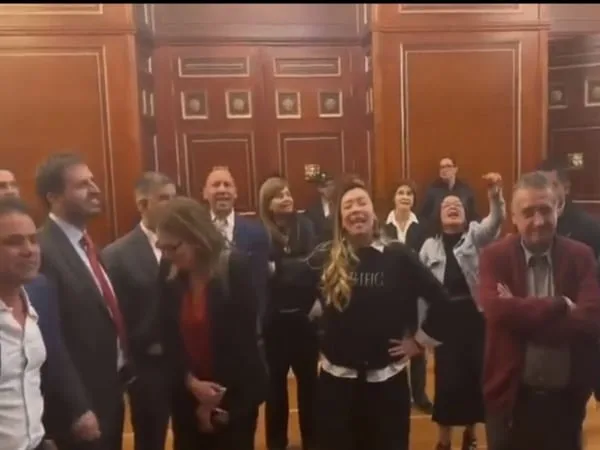Saboteos, pupitrazos, gritos, ‘micos’ y peleas: Debate en el Congreso de la Reforma a la Salud