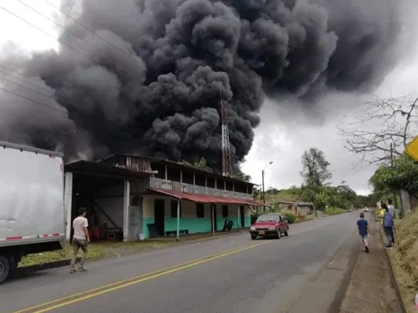 Emergencia en vía a Tumaco por derrame de crudo que provocó voraz incendio