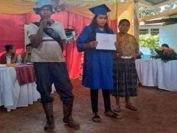 Con orgullo el agricultor llegó a desfilar junto a su hija. Dice que con su trabajo ha logrado impulsar a su familia.