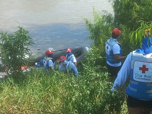 Organismos de socorro en el río Cauca