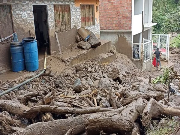 Se desbordó una quebrada en Samaniego inundó varias casas y hay 25 familias damnificadas