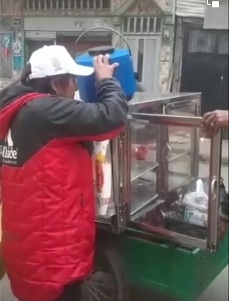 Un 'cafecito' y un pan, el gesto con quienes hacen fila para tanquear combustible en Pasto
