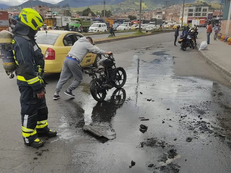 Moto quemada a presunto ladrón en Pasto no sería de él, la dueña se la entregó para trabajarla como mototaxi
