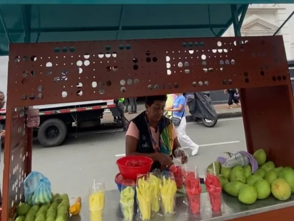 "Estrenando carrito y muy contenta": vendedora del centro de Cali, agradece mobiliario para su puesto de trabajo