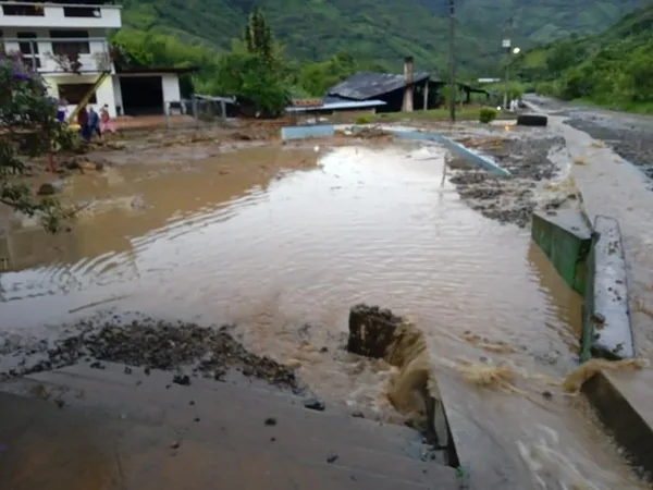 Intensas lluvias provocaron desbordamiento de quebrada que tiene afectadas a varias familias en Mallama