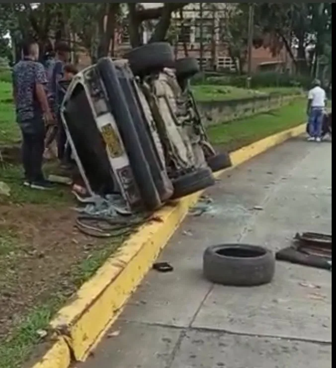 carro desvalijado en Cali