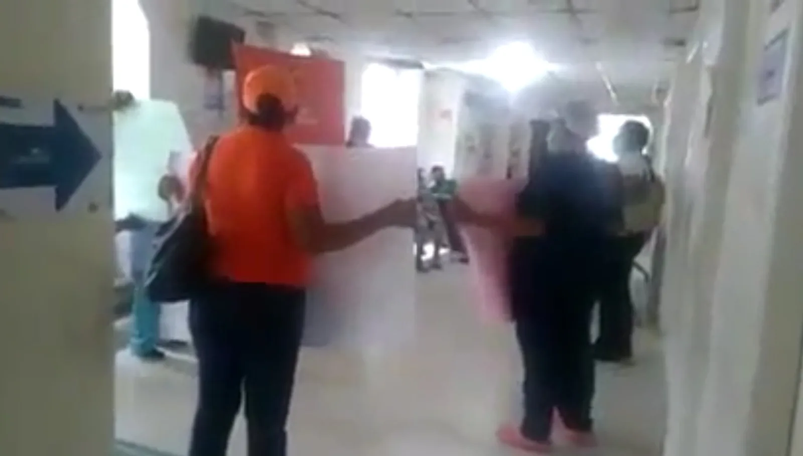 Empleados del hospital de San Zenón protestaron porque no les pagan hace cuatro meses