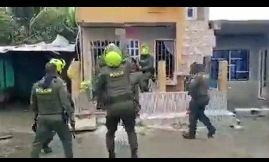 policías