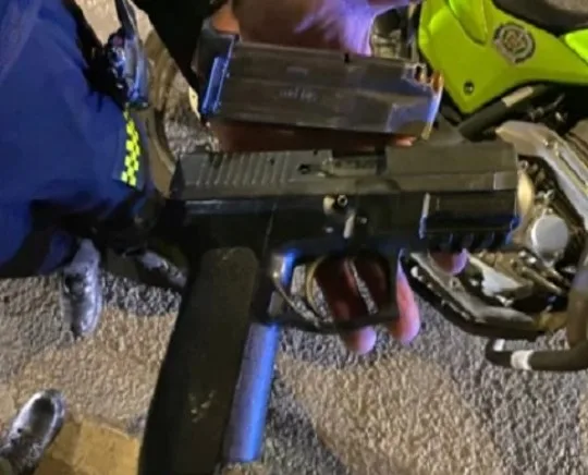 policías