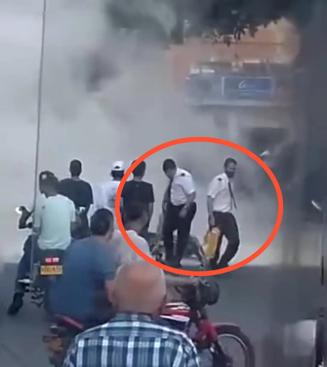 "No todo es malo", resaltaron labor de conductores del MIO que apagaron incendio en medio de la carretera