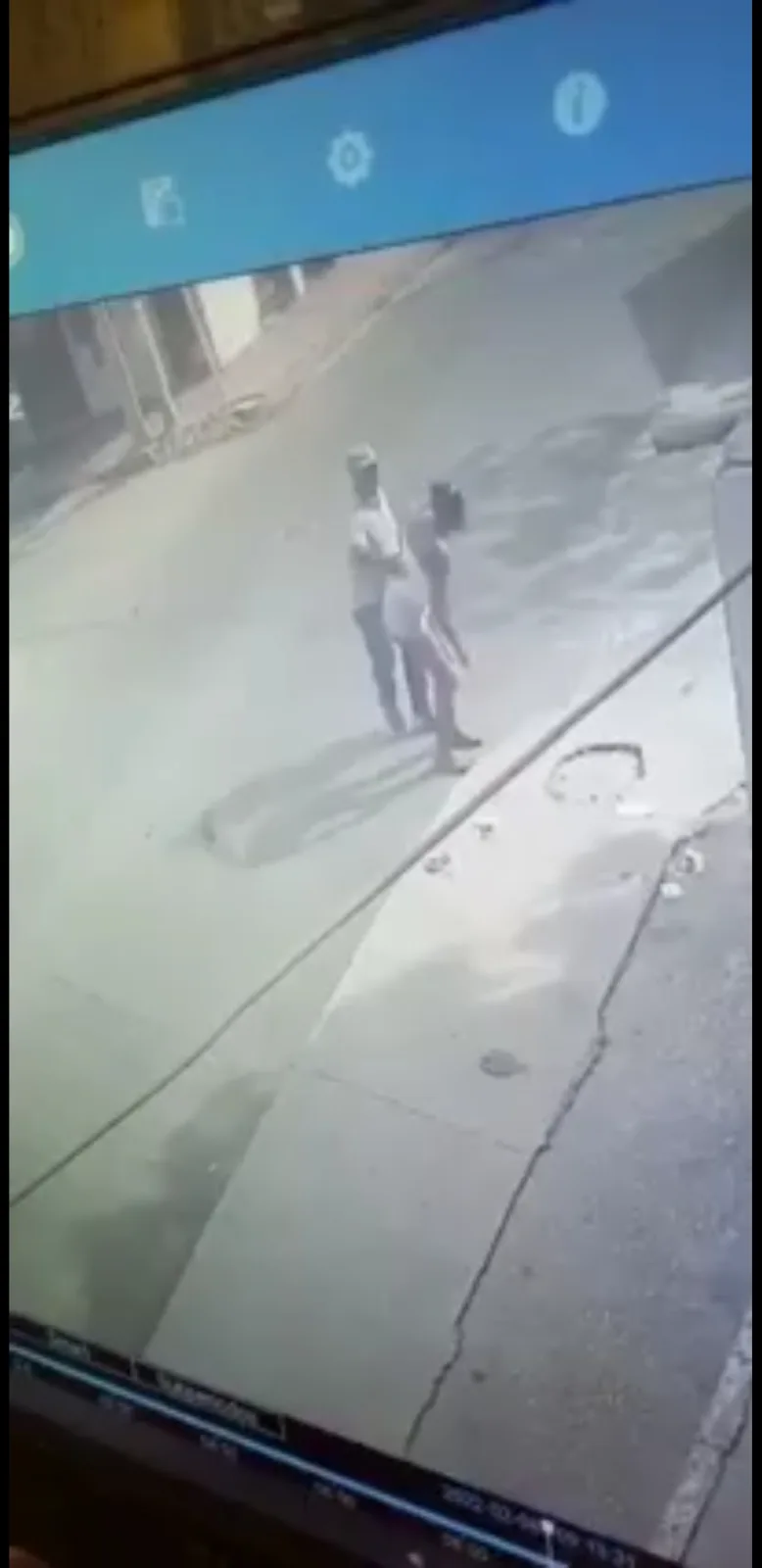 joven que esperaba el bus