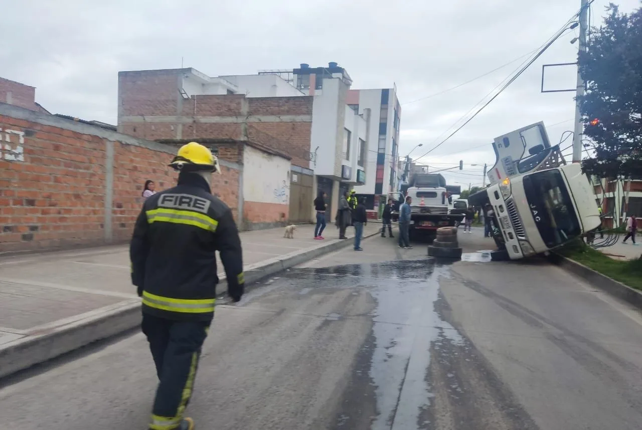 El conductor de un camión tipo turbo perdió el control del automotor y se volcó, organismos de socorro no reportan personas lesionadas en Ipiales