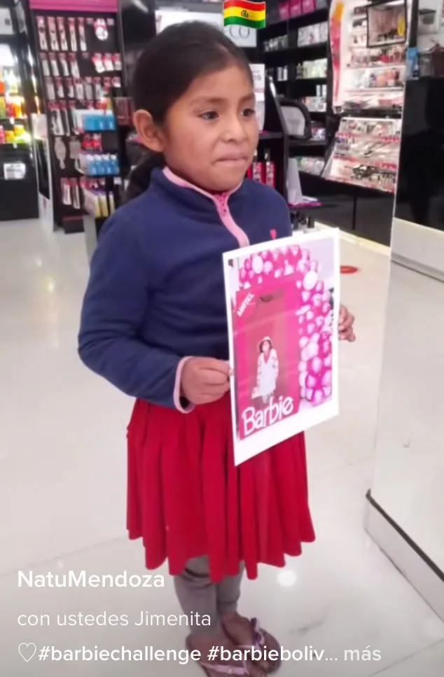 ¿Solo una muñeca?, una niña es la Barbie boliviana y recibirá ayudas