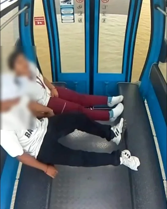 La pareja al interior de la cabina del teleférico de Guayaquil 