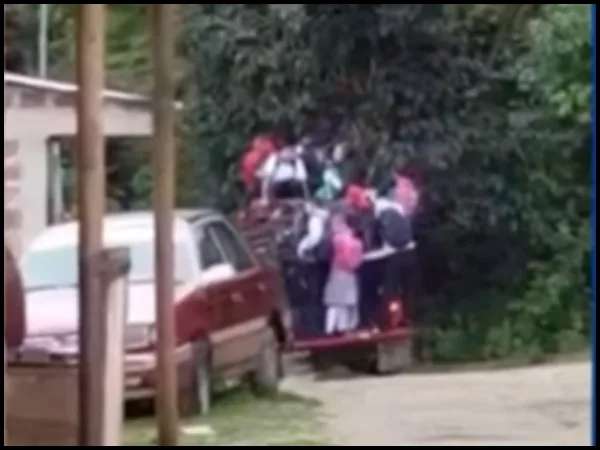 Hasta sobre el techo de una guala y colgados en la parrilla: así van al colegio niños en una vereda en Colombia