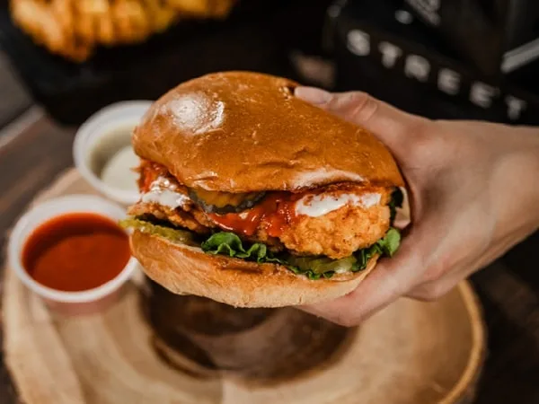 Cuando no se debe comer hamburguesa con la mano.