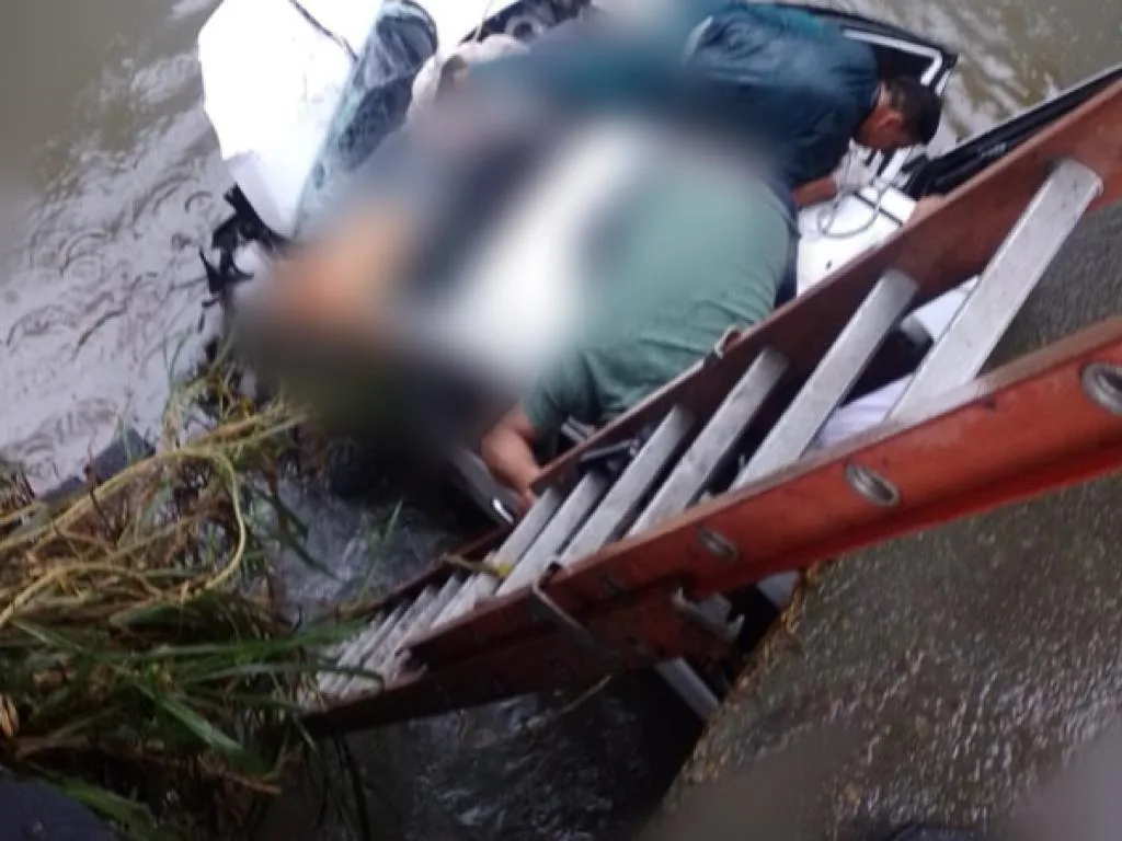 El carro cayó debajo de un puente inundado, murieron dos de los cinco ocupantes en Palmira, Valle
