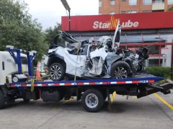 Carro que manejaba joven conductor y que sufrió aparatoso choqueen Bogotá.