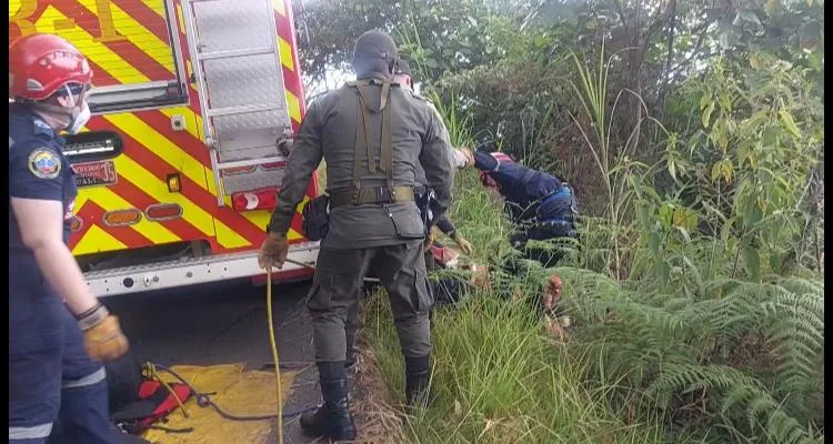 Un grupo de deportistas se encargaron de pedir ayuda al cuadrante de Pichindé, quienes al ver las condiciones del terreno recurrieron a la ayuda de bomberos. 