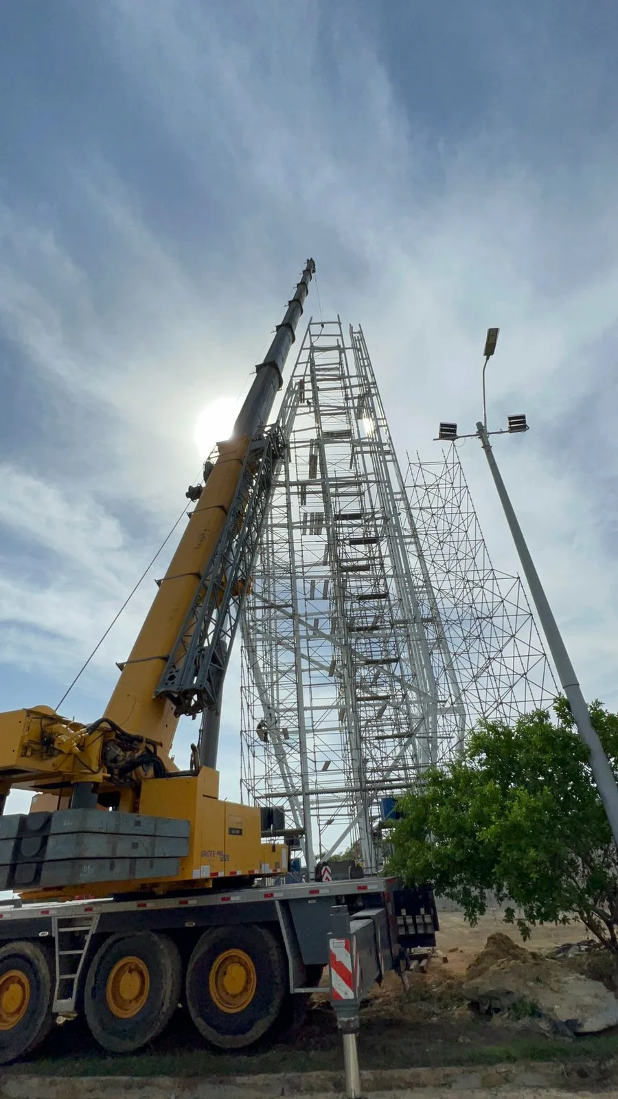 Así construyen la tercera ventana de Daes en el Atlántico: el faro "más grande"
