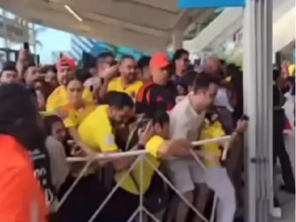 Hinchas ingresando al estadio Hard Rock Stadium