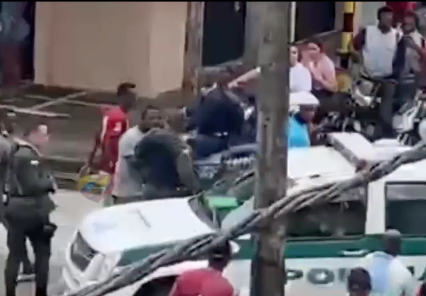un niño en