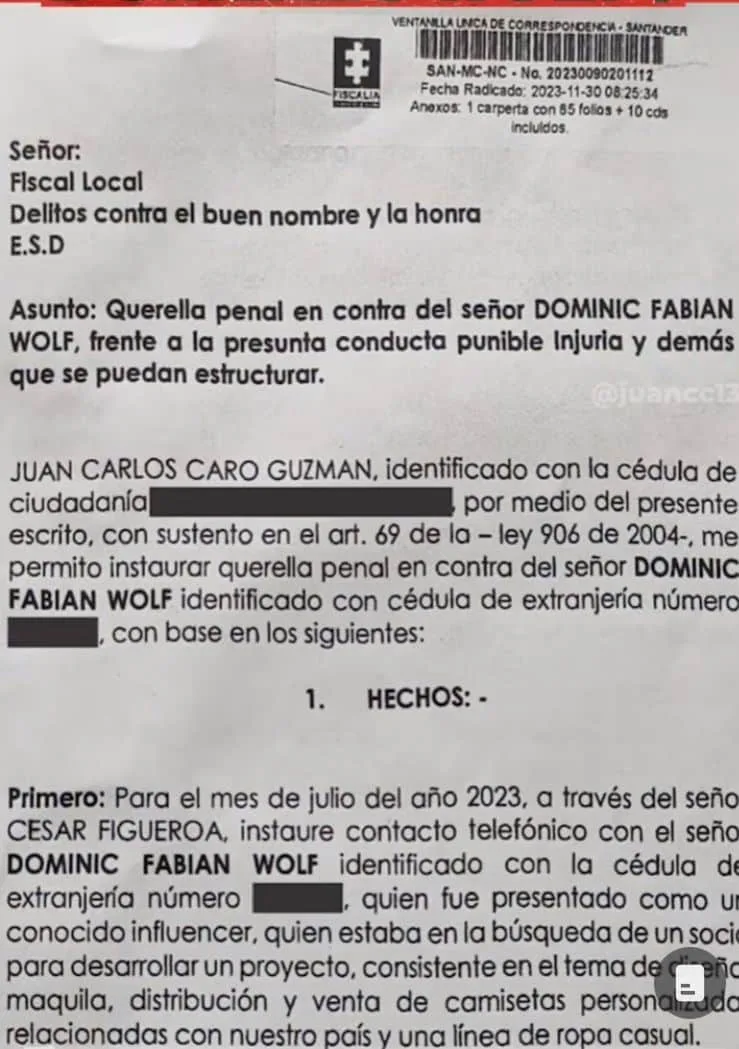 Luego de esa polémica con la FCF, ahora Dominic Wolf, el creador de contenidos, se enfrenta a un nuevo lío, esta vez por la marca y producción de sus camisetas, denuncian que no ha pagado y le pusieron querella penal. Fotos capturas vídeos en Instagram y 