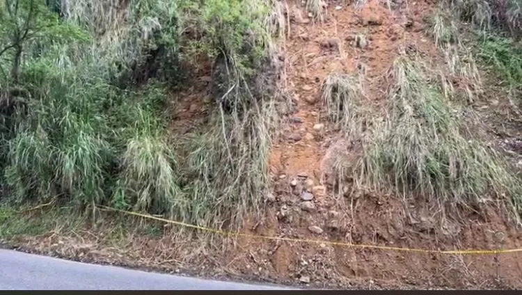 vía al mar caída de roca lluvias Cali